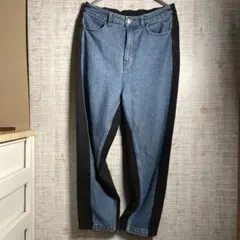 デニムブルーとブラックのパンツ