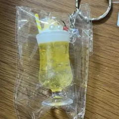 クリームソーダ キーホルダー イエロー　ダイソー