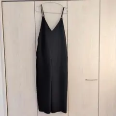 黒いVネックオールインワン