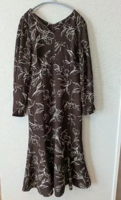 ナチュラルビューティーベーシック　花柄ブラウンフレアワンピース