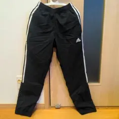 adidas ブラック ジョガーパンツ サイドストライプ