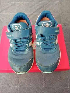 ニューバランス青とピンク ストラップ付きスニーカー