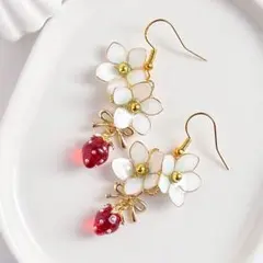 赤い苺と小花のゆらゆらピアス／イヤリング　ディップアート　ガーリーコーデ