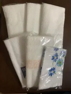 白いフェイスタオル5枚セットと花柄タオル