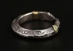 シルバーと金色のアクセントが施された彫刻模様のオープンリング