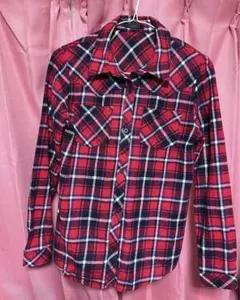 赤のチェックシャツ