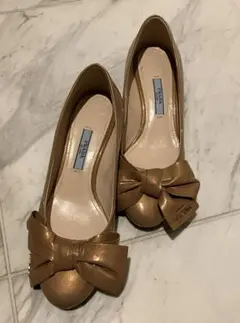 【数回着用】プラダ　ロゴ入りエナメルリボンパンプス