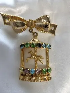 ブローチ　回転木馬モチーフ ゴールドカラー ラインストーン付き リボンデザイン