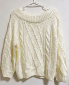 ケーブル編みオフショルニット