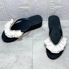 【Sand by Saya】希少✨ホワイトフリルストーン サンダル22.5cmのサムネイル