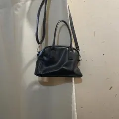 黒いショルダーバッグ 合成皮革