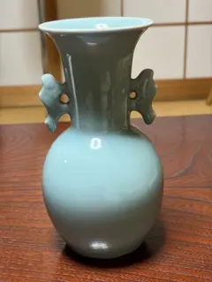 淡い青色の陶器花瓶