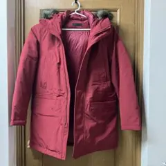 赤いフード付きロングダウンジャケット