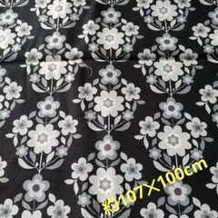 黒地に白と濃淡グレーの花柄　約110cm✕1m
