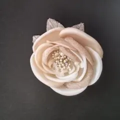 ばらの花の コサージュ ラインストーン付き