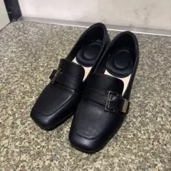 美品 ブラック バックル付きローファー