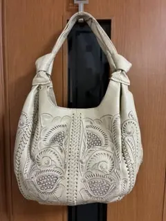 グレースコンチネンタル⭐︎カービングレザー ショルダーバッグ アイボリーのサムネイル