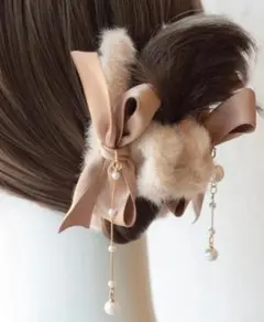 ファーリボン バンスクリップ ベージュ パールチャーム付き 上品ヘアアクセサリー