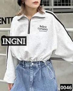 0046 INGNI ハーフジップ裾ドロスト胸ロゴ袖ラインショートトップス
