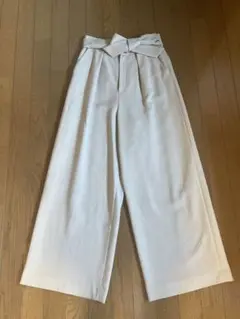 トゥモローランドベージュワイドパンツ