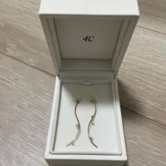 4°C ゴールドパール付きピアス