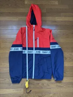トミージーンズ　ナイロンジャケット フード付き レッド/ネイビー　S