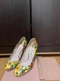 【最終値下げ】miu miuミュウミュウ新品・未使用花柄プリントエナメルパンプスのサムネイル