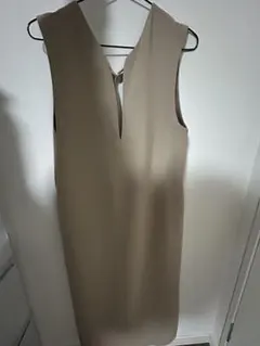 ベージュ Vネック ノースリーブ ワンピース