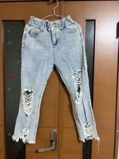 ライトブルーダメージデニムパンツ