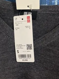 値下げしました新品未使用です。UNIQLO グレー Vネックセーター Sのサムネイル