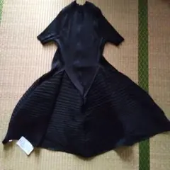 プリーツワンピース　黒　フレア　半袖　新品タグ付き