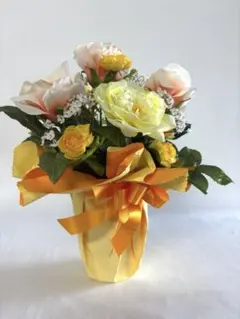 母の日フラワーアレンジ　バラ、ラナキュラス　イエローオレンジ系ギフト、造花