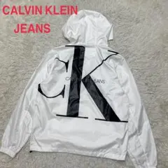カルバン・クラインジーンズ　デカロゴ　フード付きナイロンジャケット　白