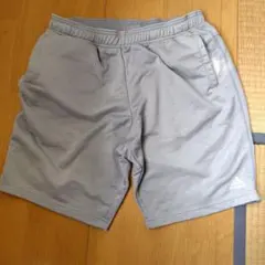 adidas グレー ショートパンツ