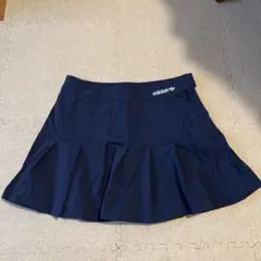 アディダスオリジナルス　プリーツスカートのサムネイル