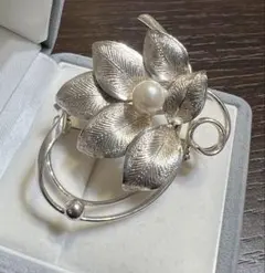 【美品】銀色ブローチ✴︎パール付き
