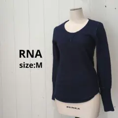 RNA アールエヌエー 薄手 ニット ウール100% Ｍサイズ ネイビーのサムネイル