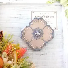 ミナペルホネンのアネモネの生地を使用したブローチ