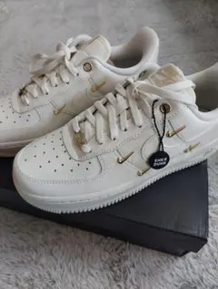 新品未使用 ナイキ エアフォース1 sail/Metallic Gold