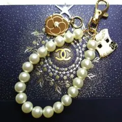 シャネル　2025年ホリデーチャーム　カメリア　＆パールストラップ