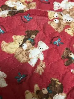 赤いクマ柄　キルティング生地　中古品