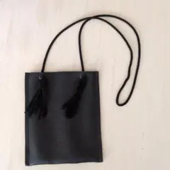 サコッシュ　ブラック　ショルダーバッグ タッセル付き　レザー