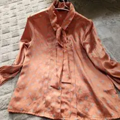 【昭和レトロ】オレンジサテン生地　水玉模様 リボン付フロントタック　長袖ブラウス