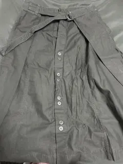 黒のボタン付きロングスカート