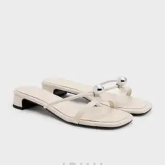 CHARLES & KEITH ホワイトサンダルのサムネイル