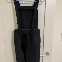 ブラック ストラップ付きオーバーオール