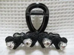（ブラック系色の生地付き＋クリスタル系）のハート型×４付　ループ型バンスクリップ
