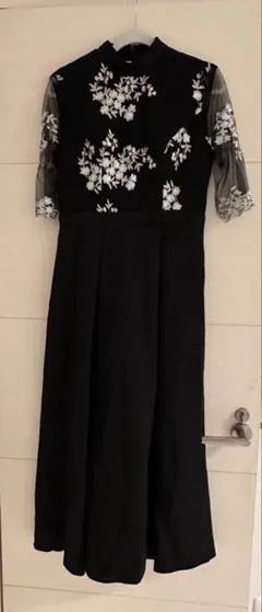 ブラック刺繍入りAラインパーティードレス