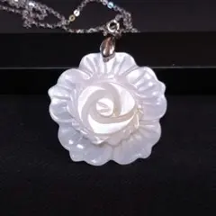 花言葉は【純潔、純潔】　マザーオブパールで作られた白バラのネックレス　③