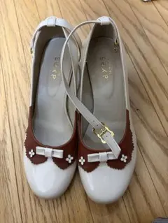 axes femme ホワイト ブラウン パンプス